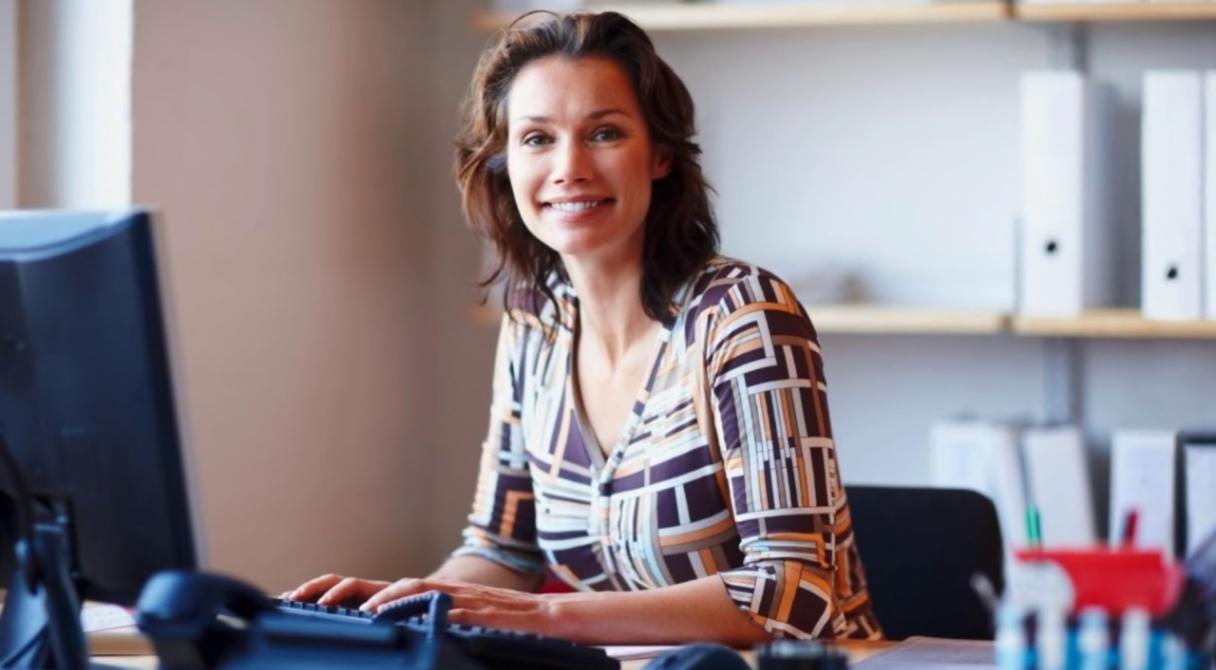 Estudiante revisando materiales de estudio financiero